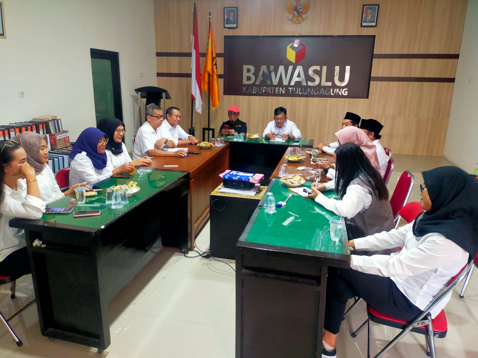 Bawaslu Tulungagung Gelar Pleno Mingguan Yang Di Ikuti Oleh Seluruh Komisioner Beserta Angota Staf Seketariat