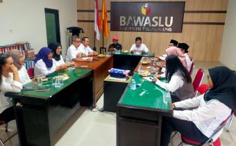 Bawaslu Tulungagung Gelar Pleno Mingguan Yang Di Ikuti Oleh Seluruh Komisioner Beserta Angota Staf Seketariat